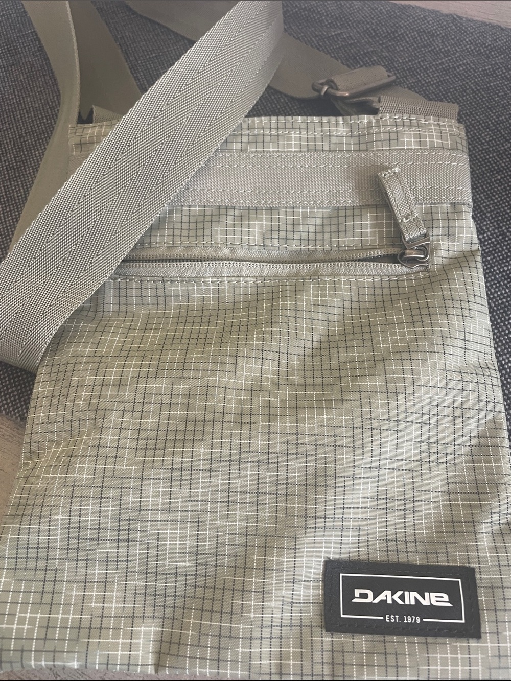 Dakine Jive Crossbody Bag in Olive Grid. Looks brand new! 25” strap to shoulder